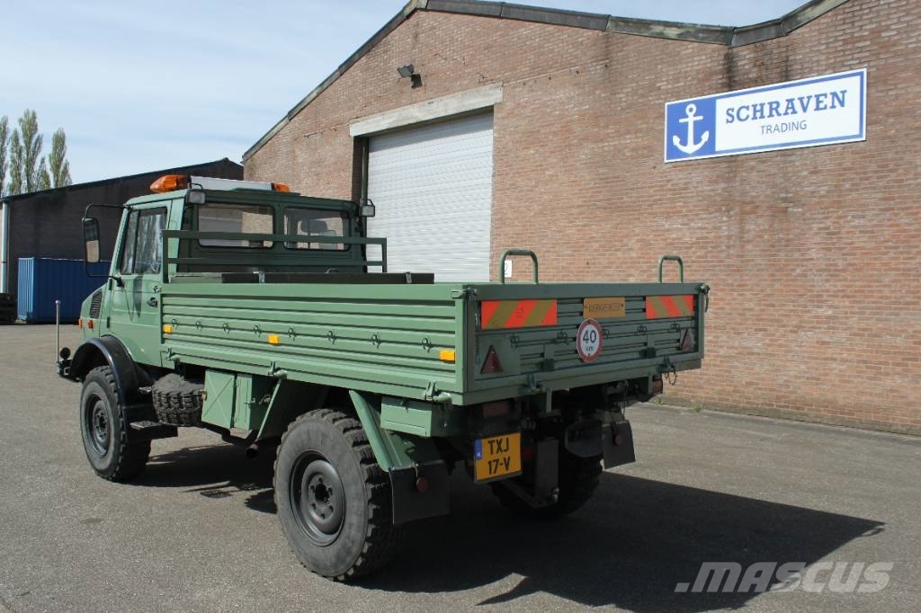 Mercedes-Benz Unimog U 1300 L Camiones de cama baja