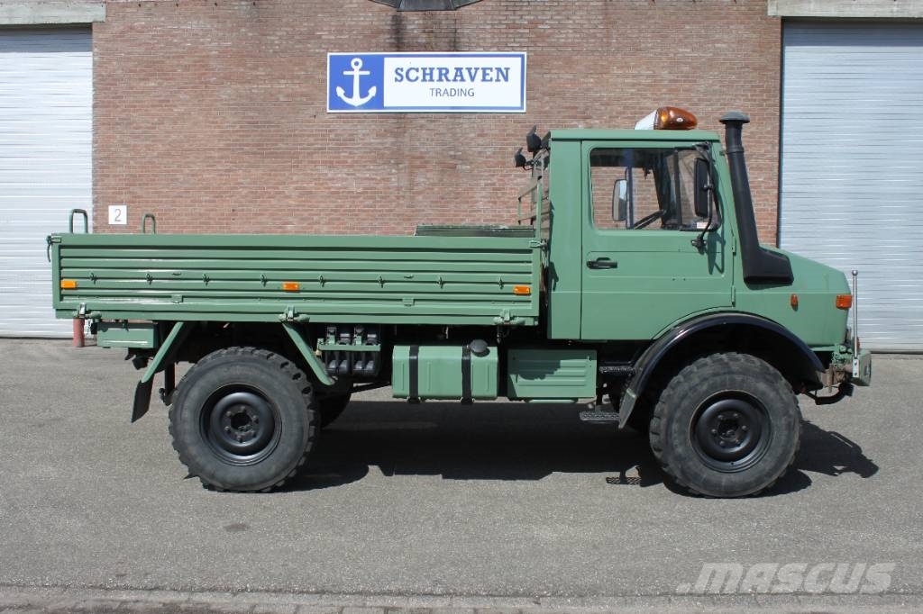 Mercedes-Benz Unimog U 1300 L Camiones de cama baja