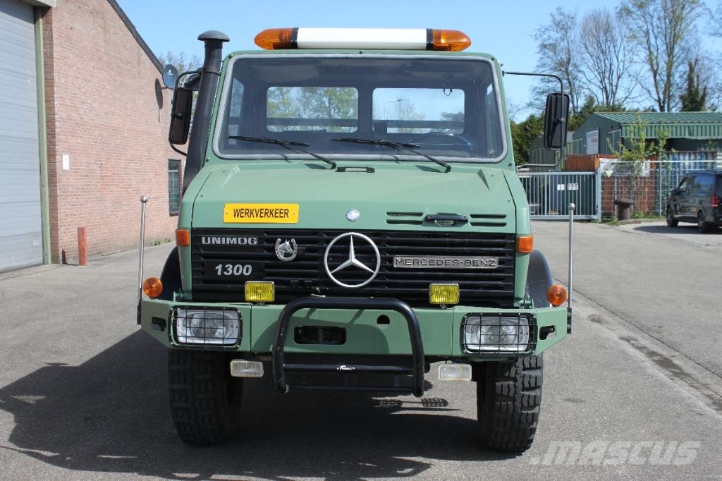 Mercedes-Benz Unimog U 1300 L Camiones de cama baja