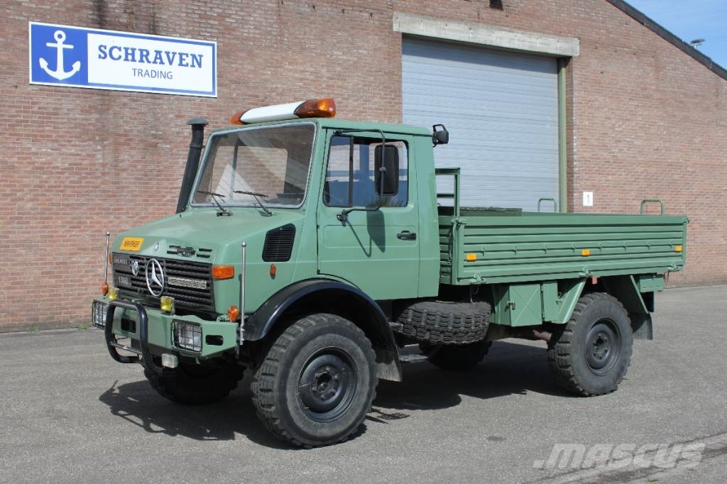 Mercedes-Benz Unimog U 1300 L Camiones de cama baja