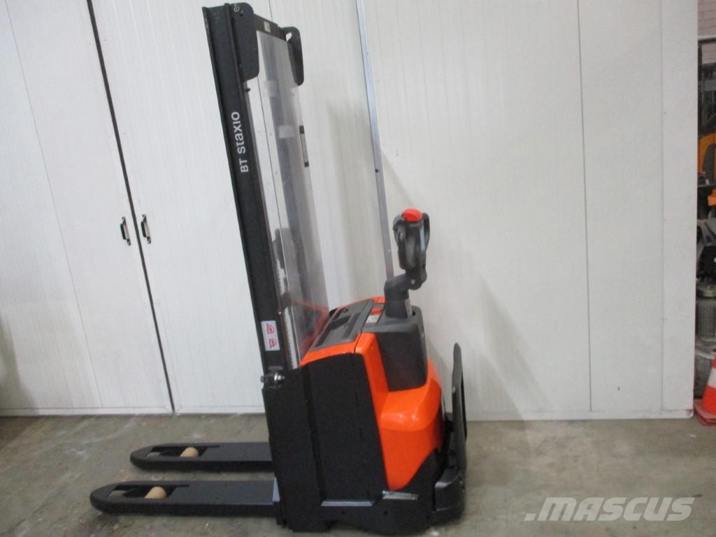 Toyota SWE120 Platform power pallet trucks