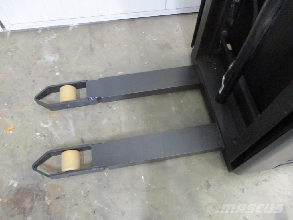 Toyota SWE120 Platform power pallet trucks