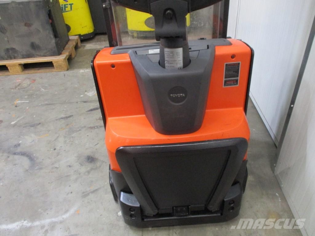 Toyota SWE120 Platform power pallet trucks