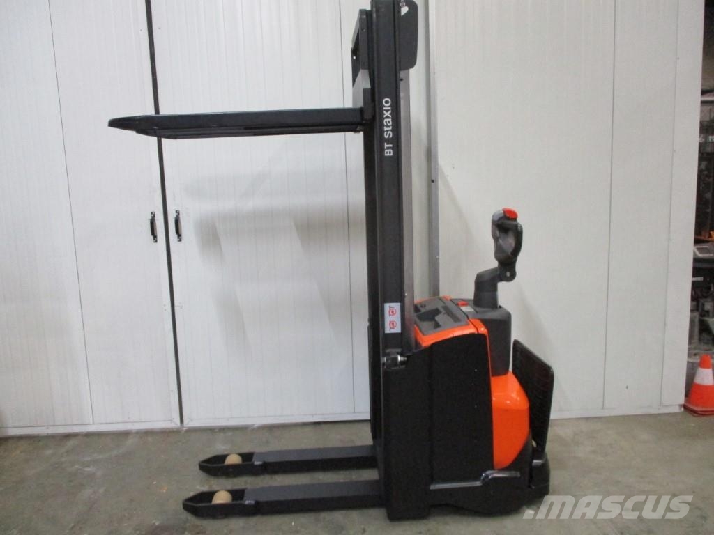 Toyota SWE120 Platform power pallet trucks