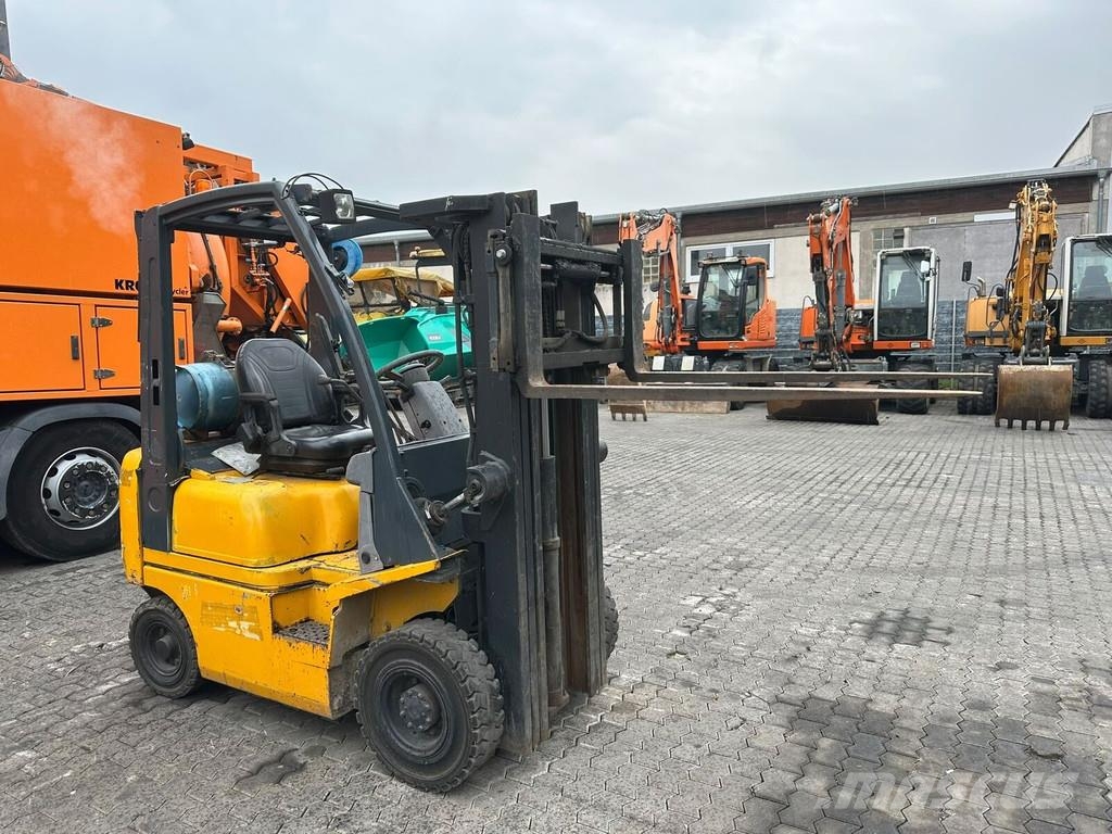 Nissan PD01A15PQ Gas Stapler