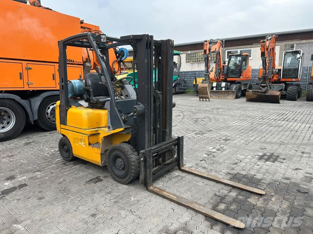 Nissan PD01A15PQ Gas Stapler