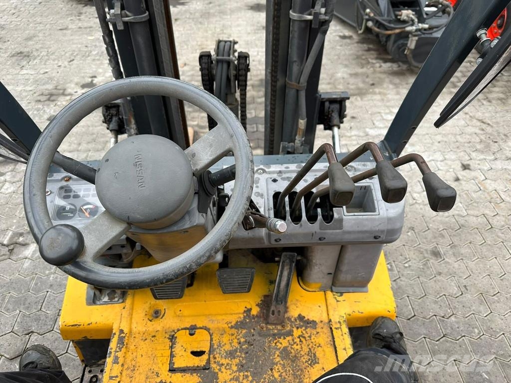 Nissan PD01A15PQ Gas Stapler