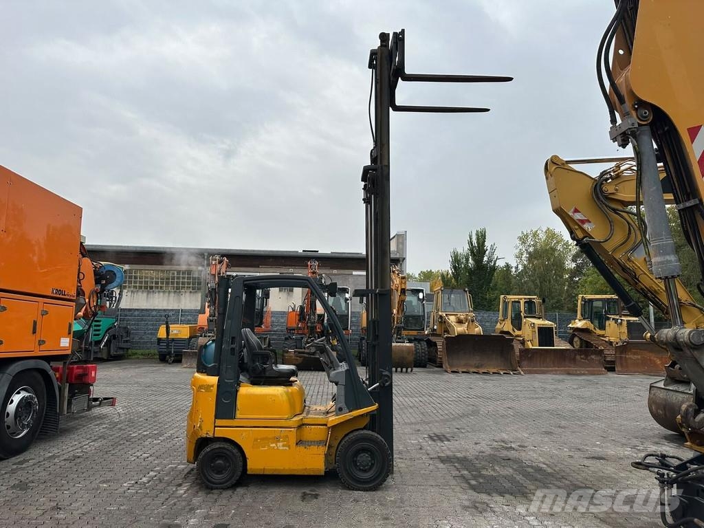 Nissan PD01A15PQ Gas Stapler
