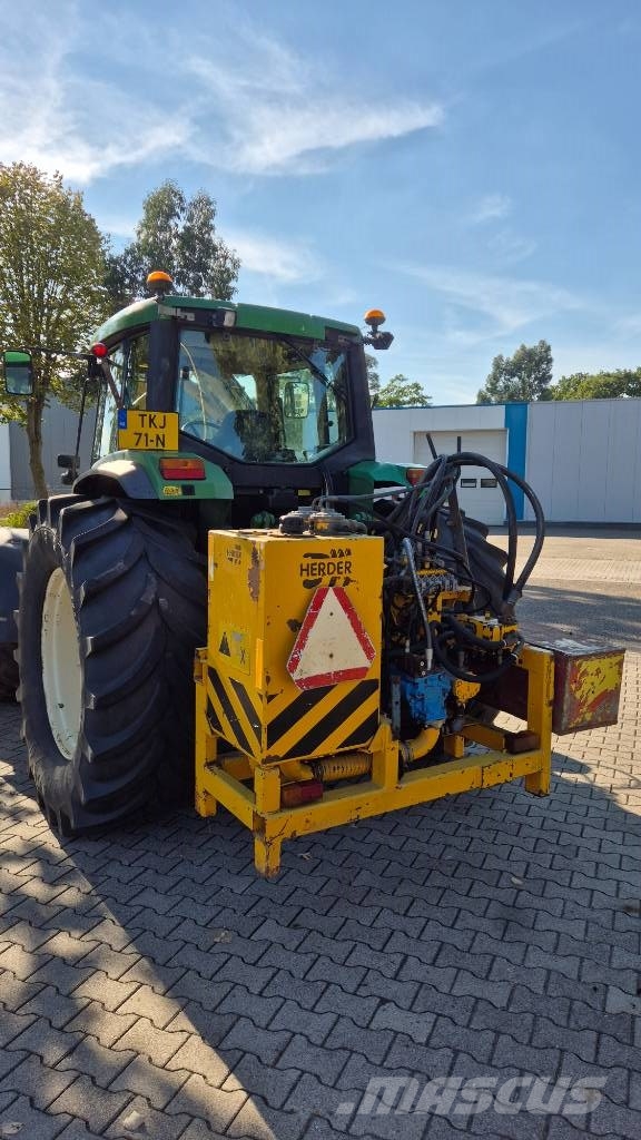 John Deere 6810 PQ+ TLS Kruip met Herder maaiarm Traktorer