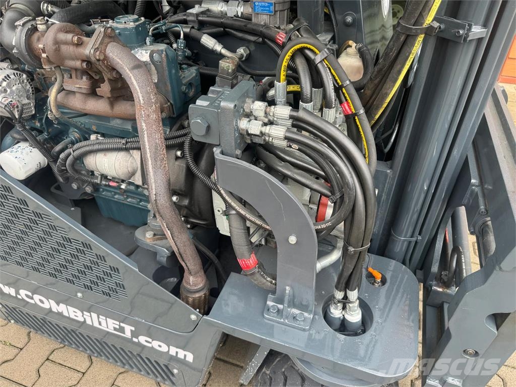 Combilift CB3000 // Diesel // Only 5185 hours Šakiniai krautuvai su privažiavimu iš visų keturių pusių
