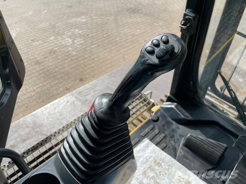 Komatsu PC490LC-11E0 حفارات زحافة
