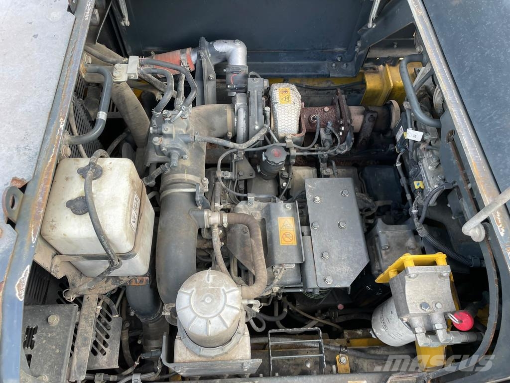 Komatsu PC490LC-11E0 حفارات زحافة