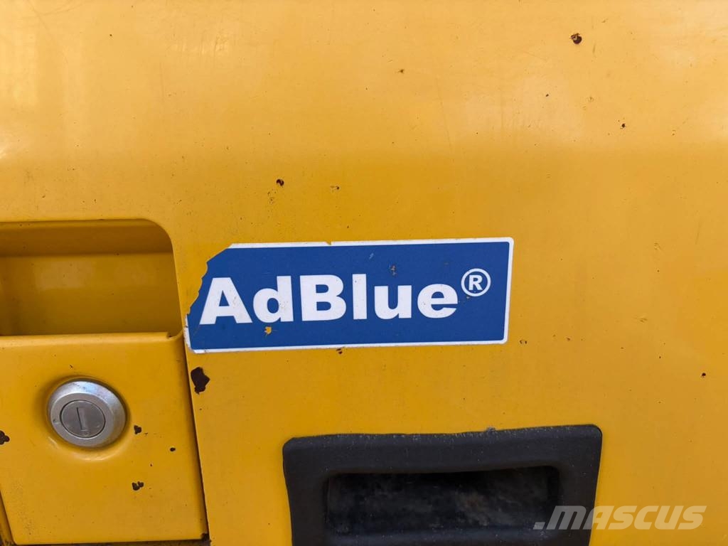 Komatsu PC490LC-11E0 حفارات زحافة