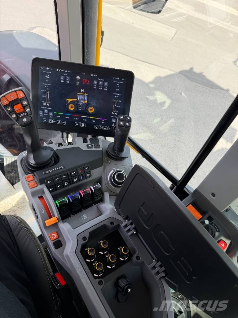 JCB Fastrac 4220 iCON Kmetijski teleskopski nakladalci