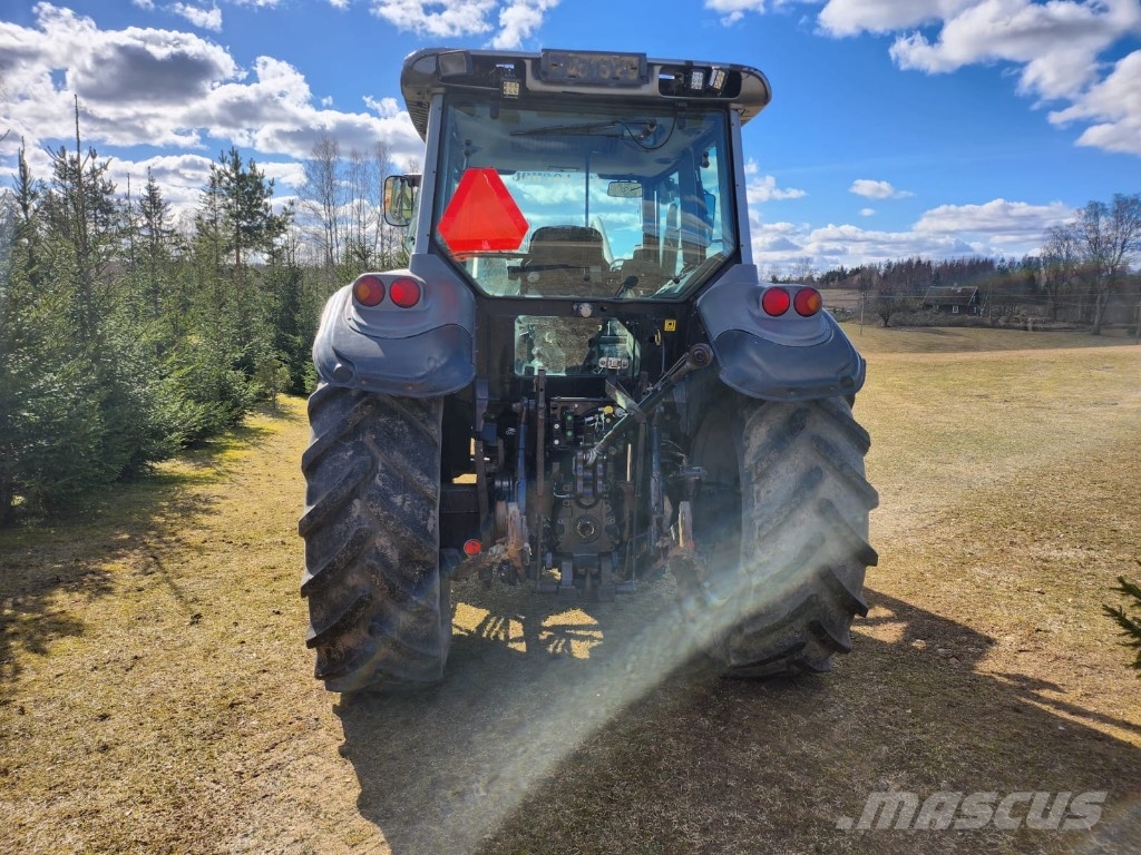 Valtra M 120 الجرارات