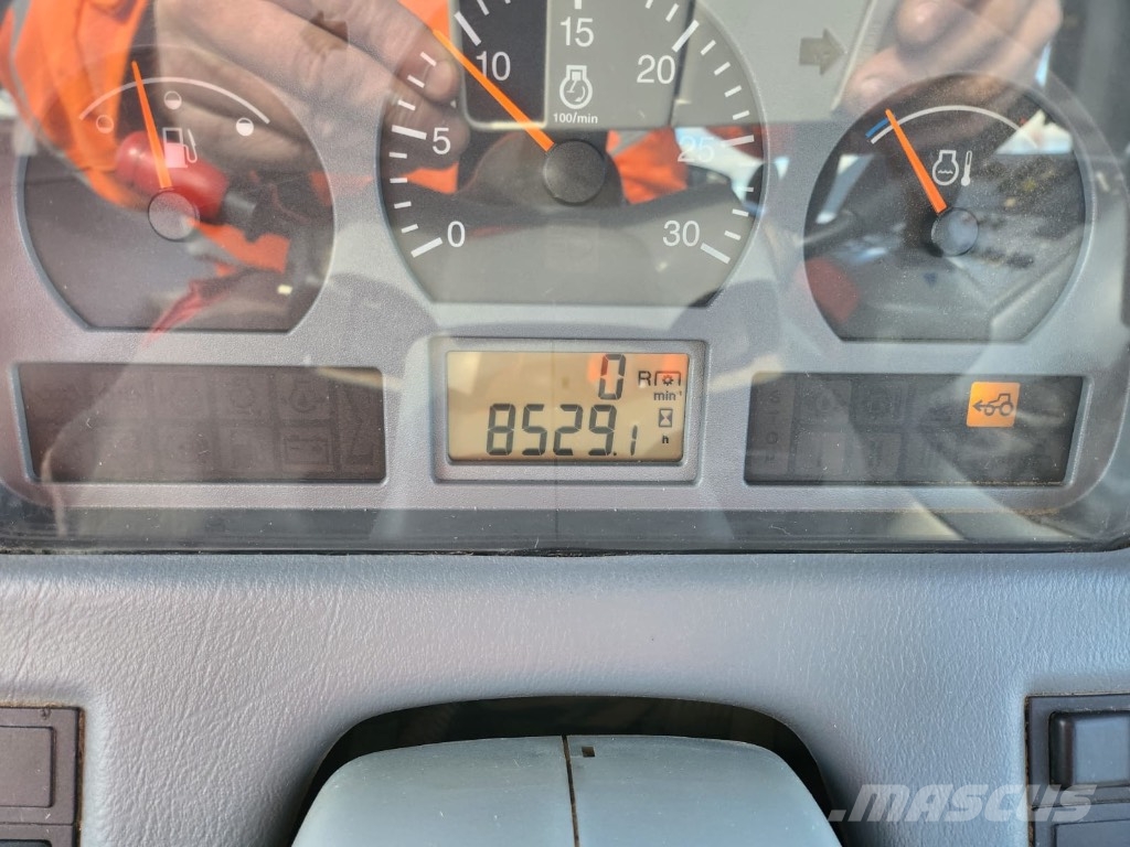 Valtra M 120 الجرارات