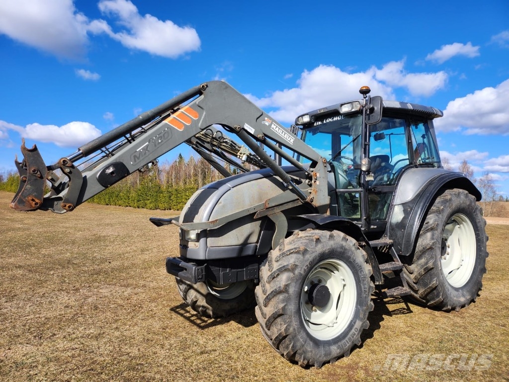 Valtra M 120 الجرارات