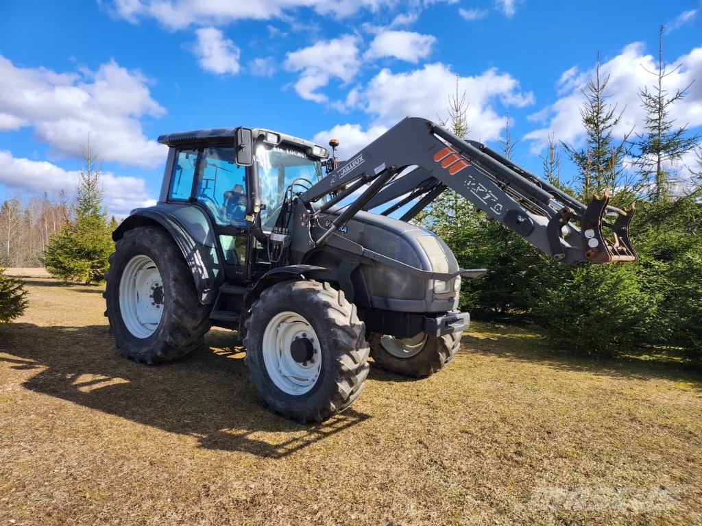 Valtra M 120 الجرارات