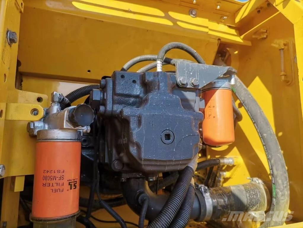 Komatsu PC 220-8 حفارات زحافة