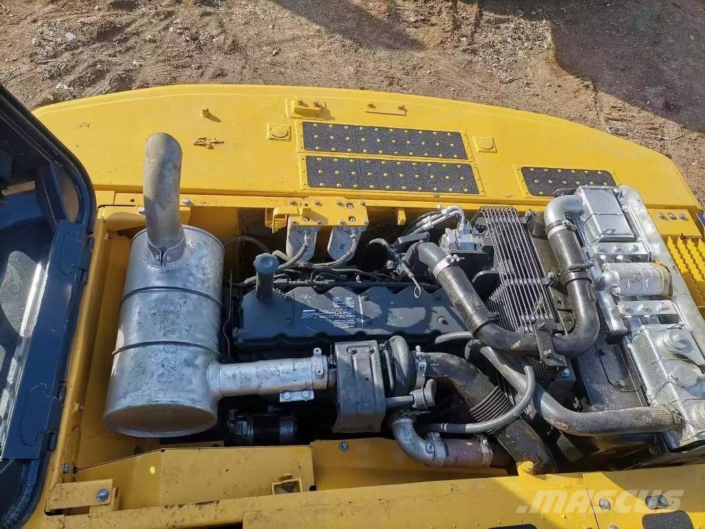 Komatsu PC 220-8 حفارات زحافة