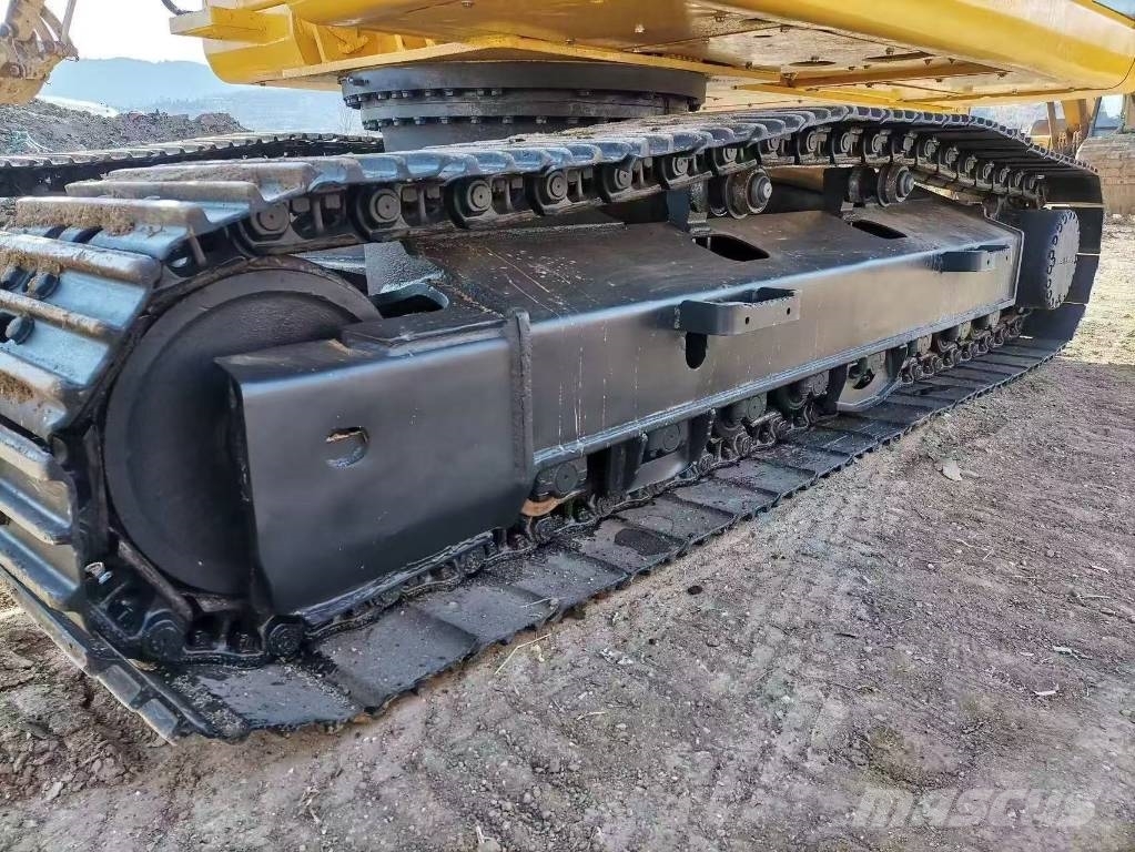 Komatsu PC 220-8 حفارات زحافة