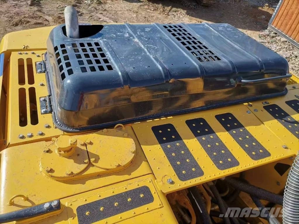 Komatsu PC 220-8 حفارات زحافة
