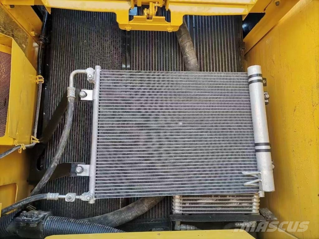 Komatsu PC 220-8 حفارات زحافة