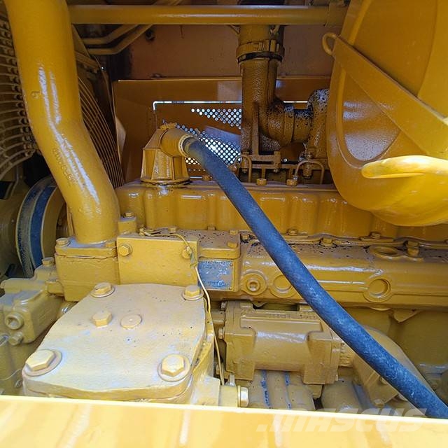 CAT D 6 G بلدوزرات مجنزرة