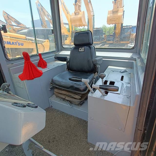 CAT D 6 G بلدوزرات مجنزرة
