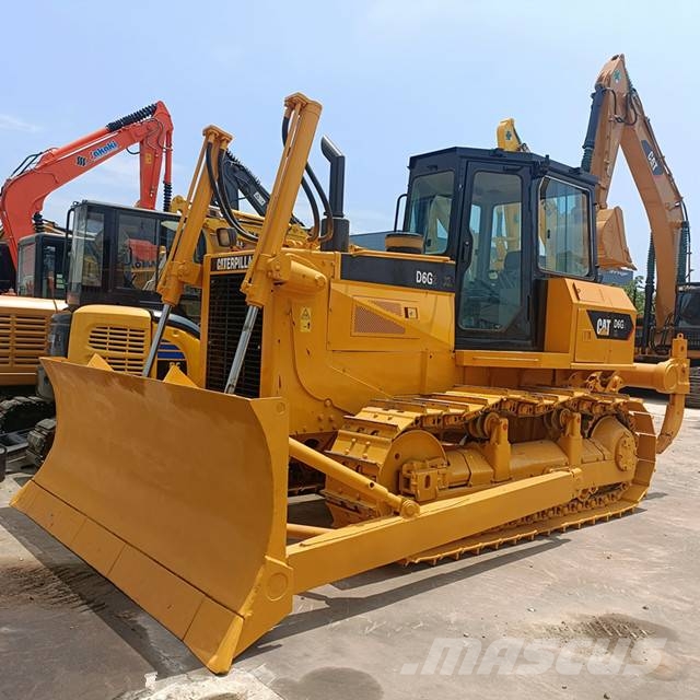 CAT D 6 G بلدوزرات مجنزرة