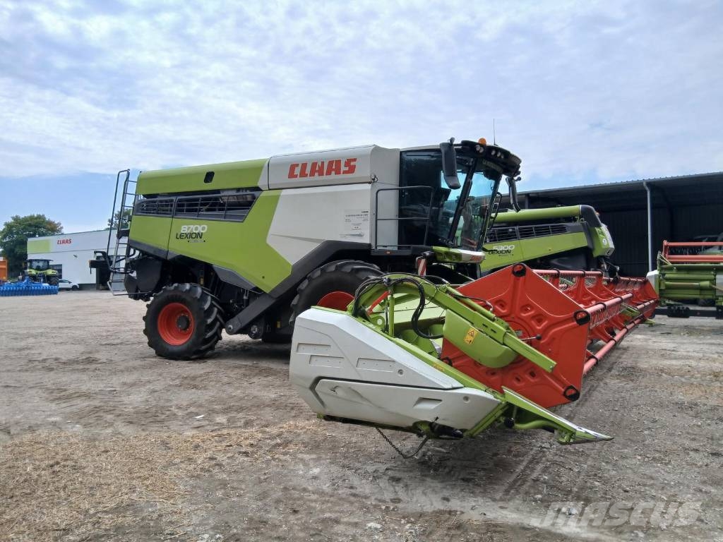 CLAAS Lexion 8700 + V1080 Combine harvesters