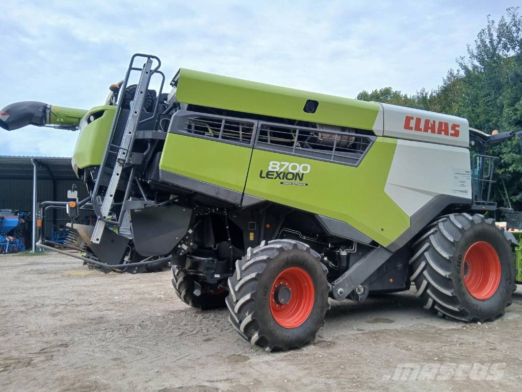 CLAAS Lexion 8700 + V1080 Combine harvesters
