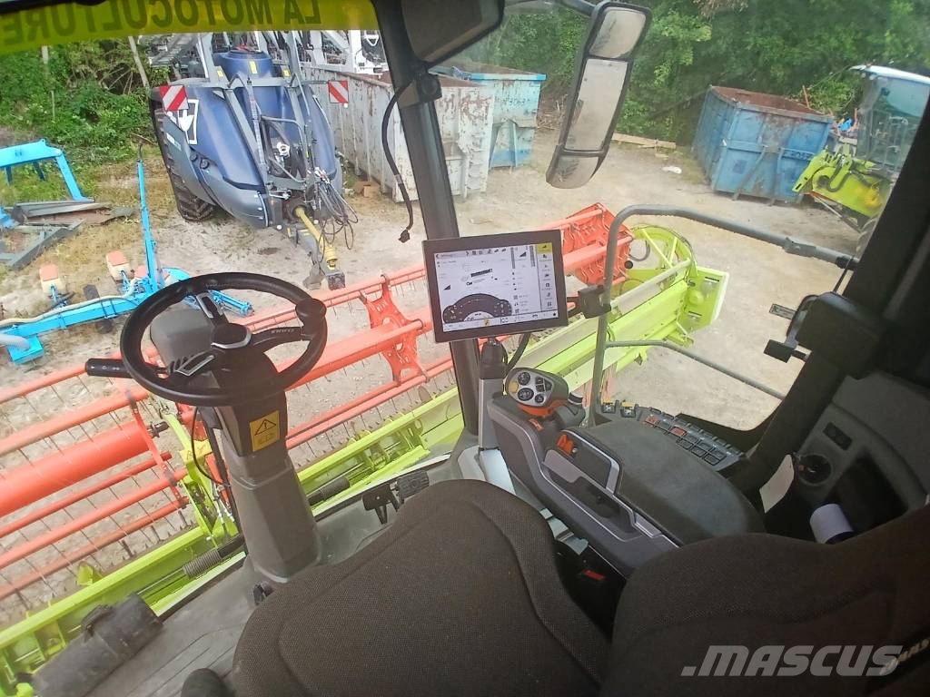 CLAAS Lexion 8700 + V1080 Combine harvesters