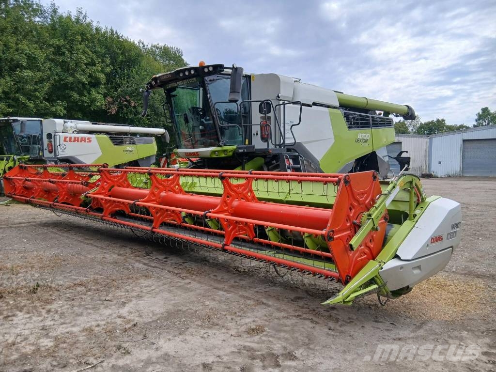 CLAAS Lexion 8700 + V1080 Combine harvesters