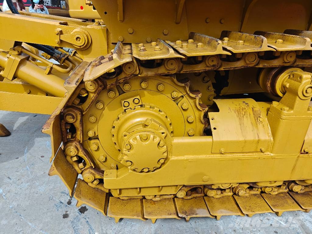 CAT D 6 G Buldožerji goseničarji