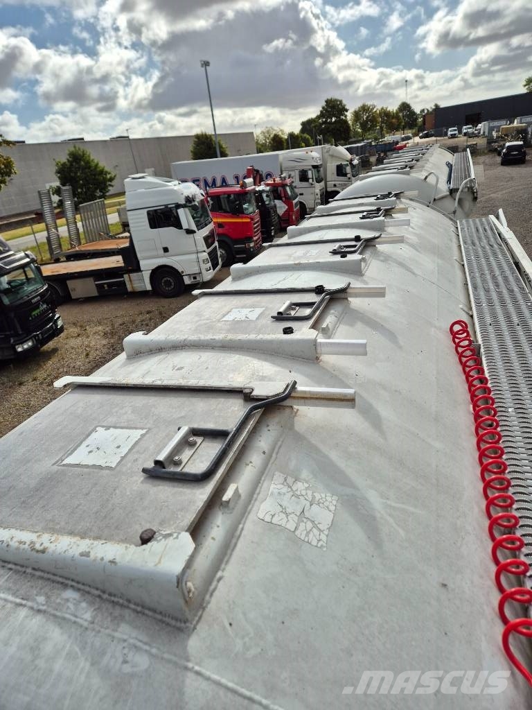 Mercedes-Benz Actros 2553 L 6x2/4 // Silotruck 27.000 liter// Camiones cisterna