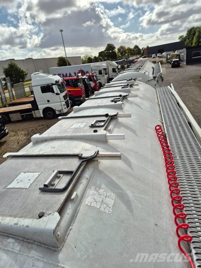 Mercedes-Benz Actros 2553 L 6x2/4 // Silotruck 27.000 liter// Camiones cisterna