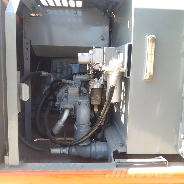 Hitachi EX 120 حفارات زحافة