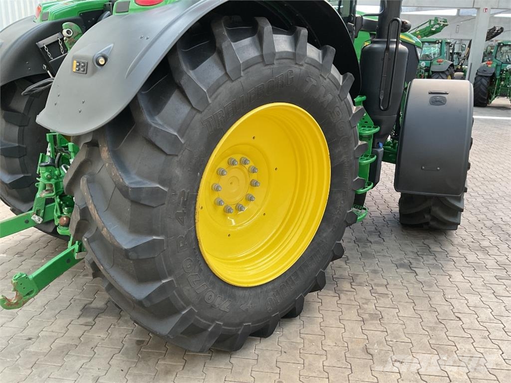 John Deere 6R 215 Traktory