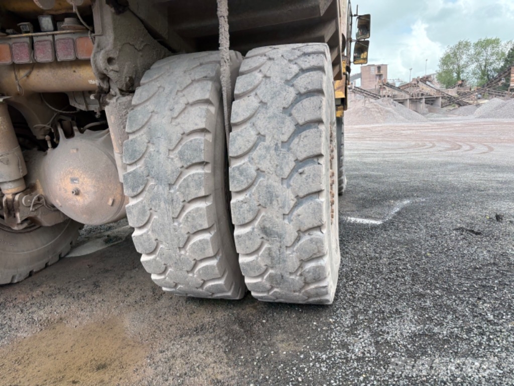 Komatsu HD 465-5 Karjeras kravas automašīnas