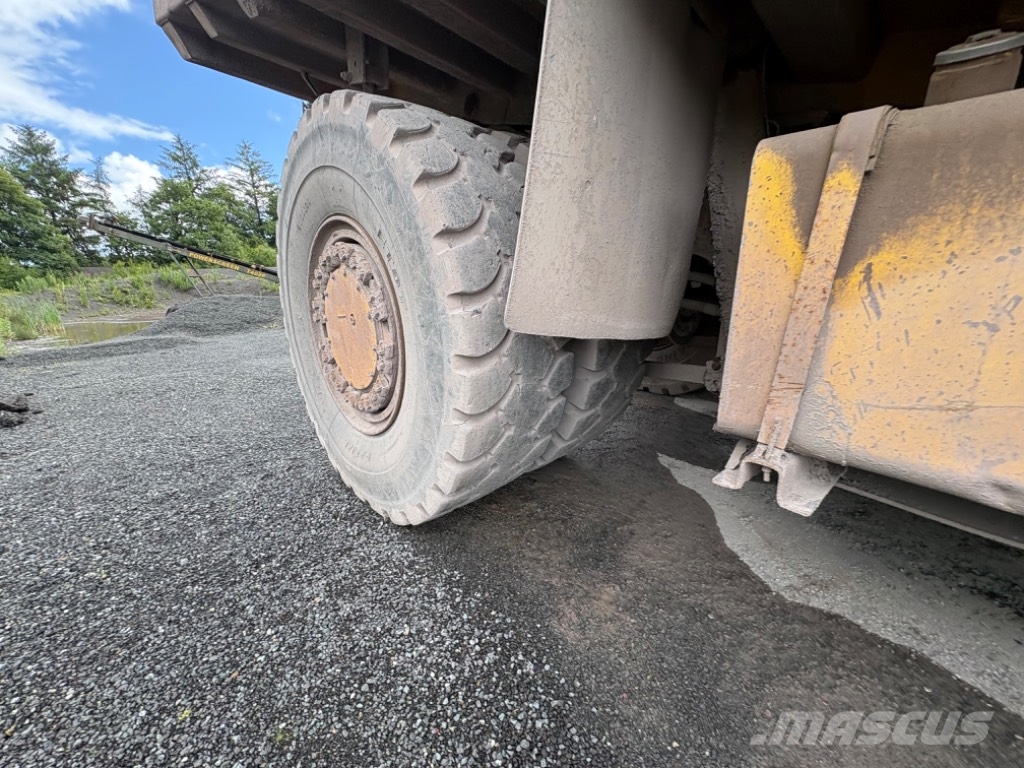 Komatsu HD 465-5 Karjeras kravas automašīnas