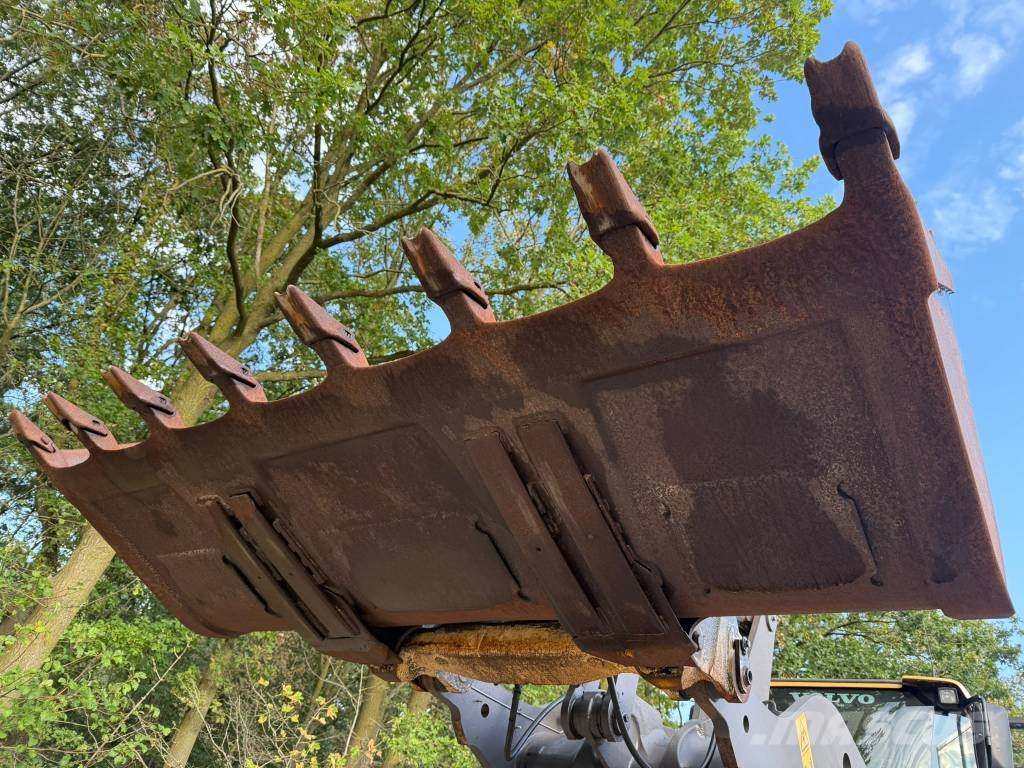 Volvo L50 / L60 / L70 / L90 front loader bucket Kaušai