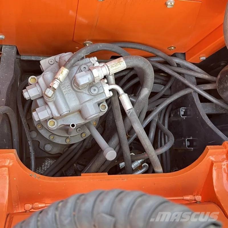 Hitachi ZX 135 履带挖掘机