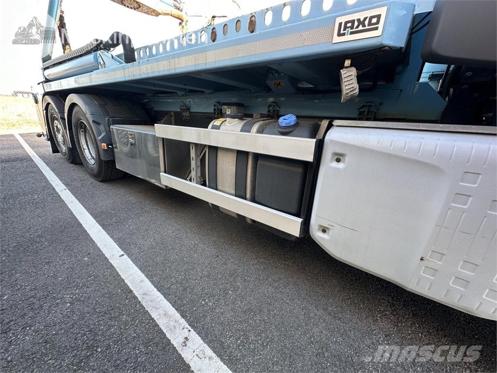 Volvo FM 6*2 Skip loader