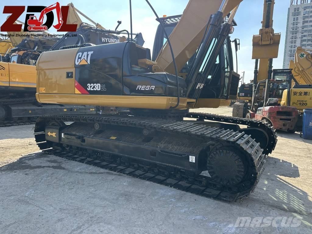 CAT 323 Kāpurķēžu ekskavatori