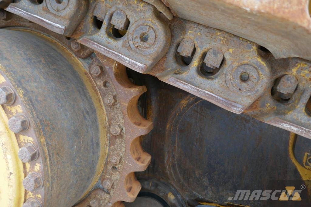 CAT D8T بلدوزرات مجنزرة