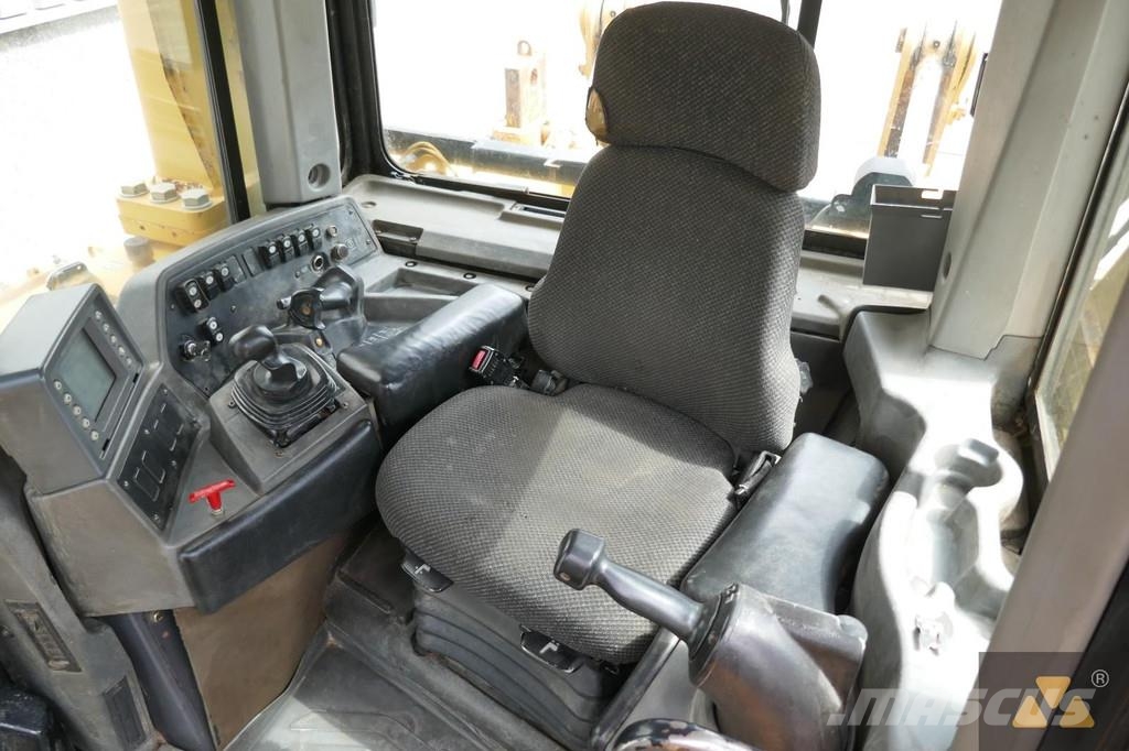 CAT D8T بلدوزرات مجنزرة