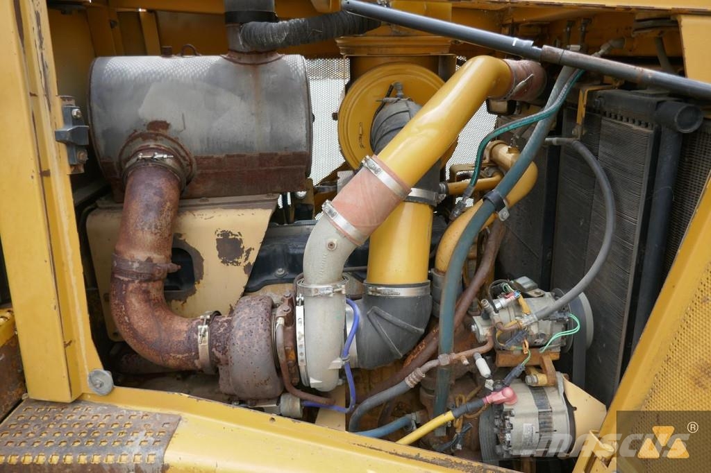 CAT D8T بلدوزرات مجنزرة