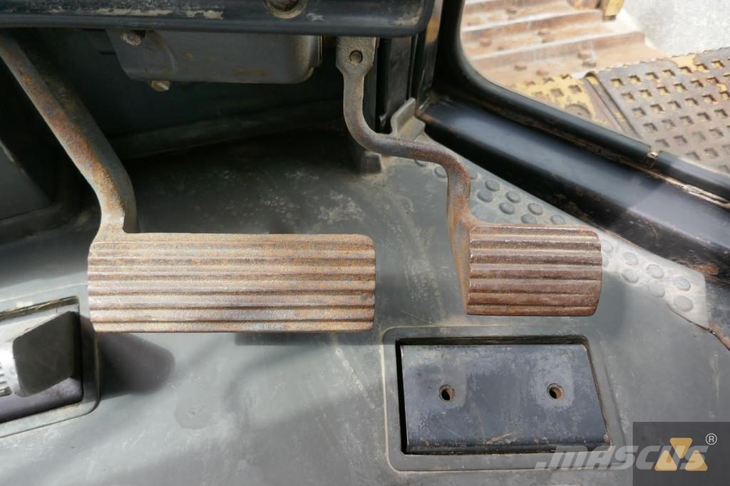 CAT D8T بلدوزرات مجنزرة