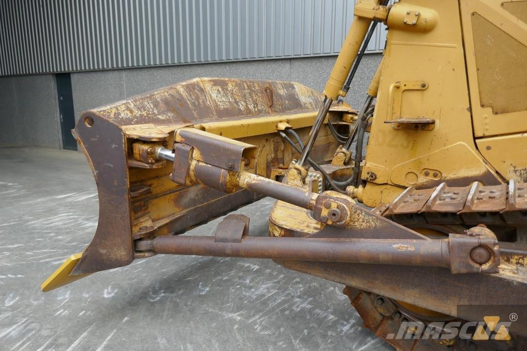 CAT D8T بلدوزرات مجنزرة